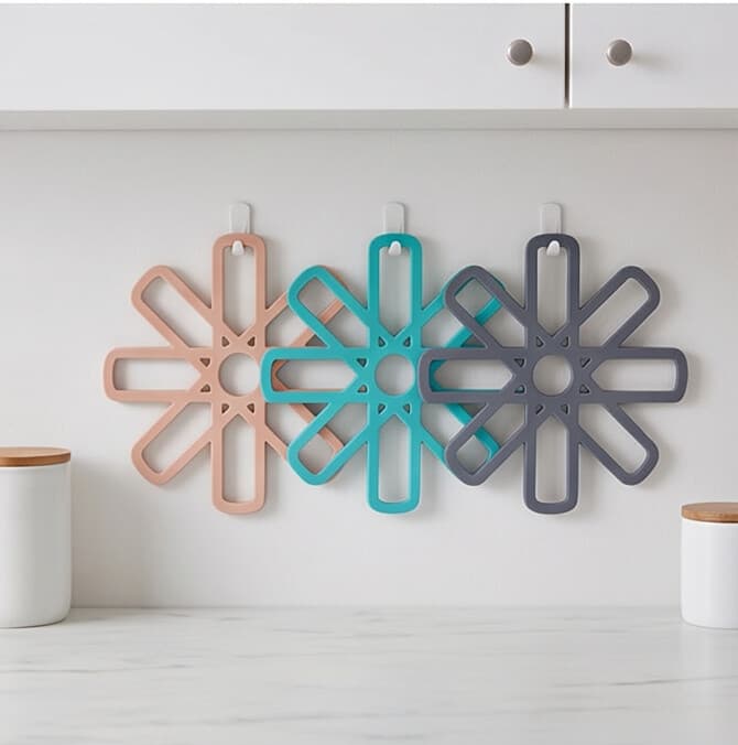 Silicone Heat-Resistant Trivet with Cut-Out Snowflake Design (15.5×15.5 cm)