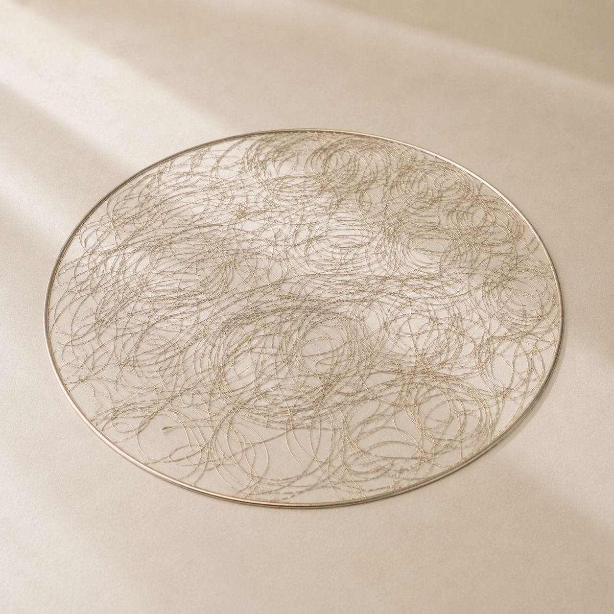 Round Placemat with Modern Swirl Design in Gold to Protect the Table Set of 2 Pieces – Size 38 cm

