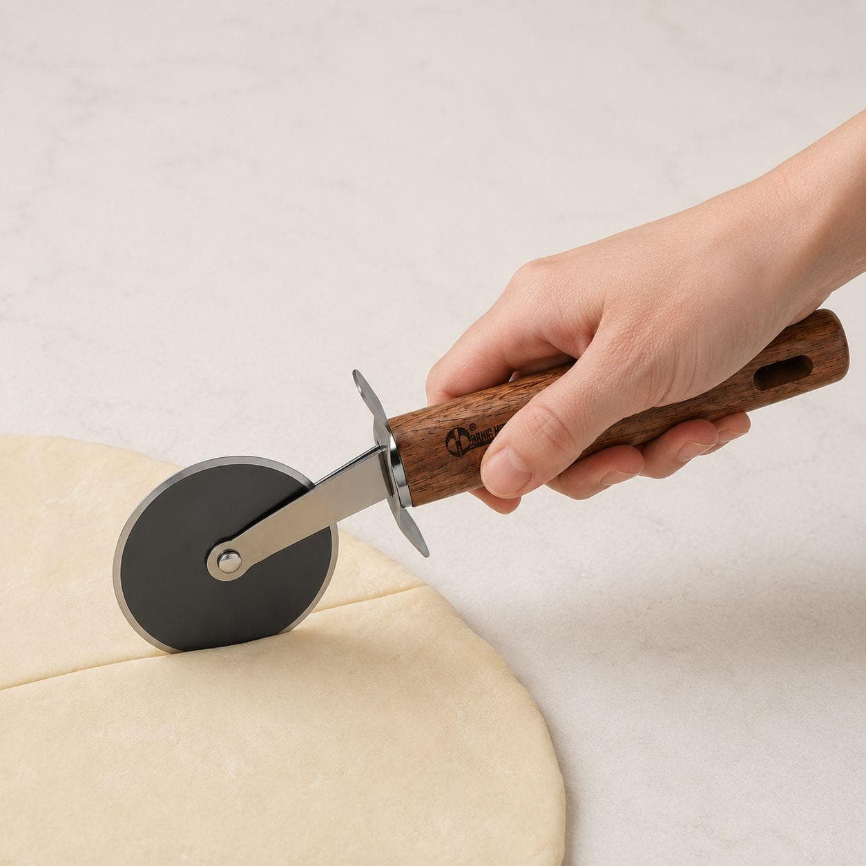Kitchen Utensil M-Q05 (Wooden Handle Pizza Cutter)