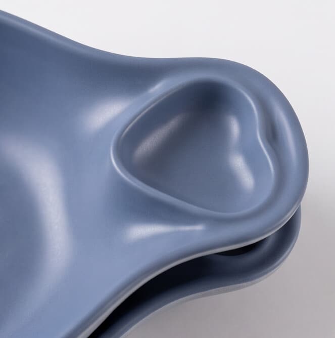Blue and white ceramic bowl with handle and matte finish, size 21×16.5×6 cm, practical for serving. 6