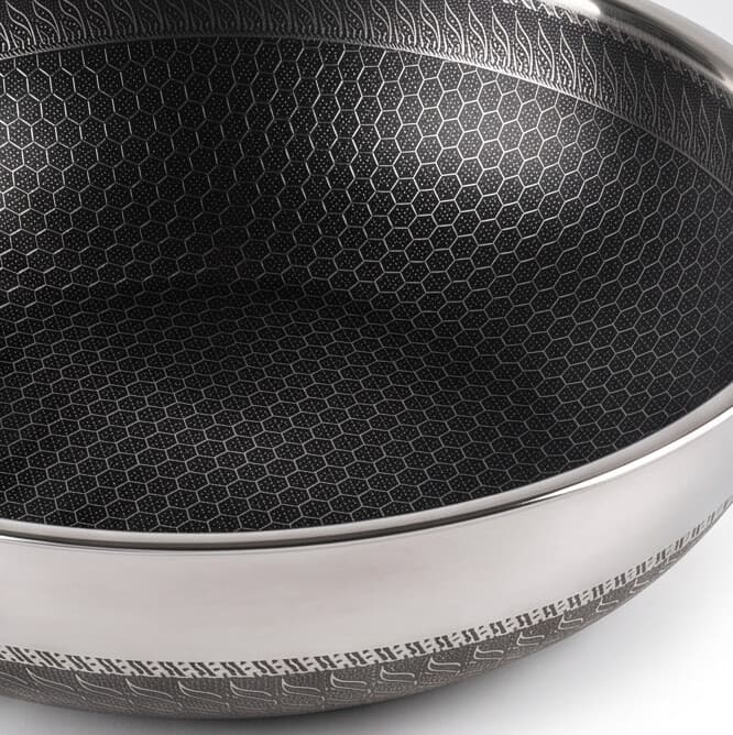 Tri-ply stainless steel pan with lid and glossy finish, 3.1L capacity, size 30 × 8.5 cm. 4