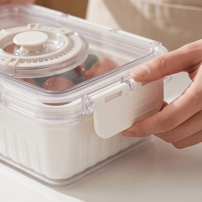 Clear Food Storage Container with Lid and Side Lock – 18cm 1
