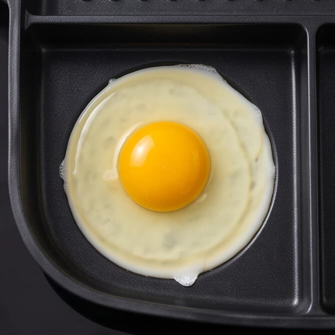 Multi-function square grill pan with a comfortable handle, ideal for grilling. 4