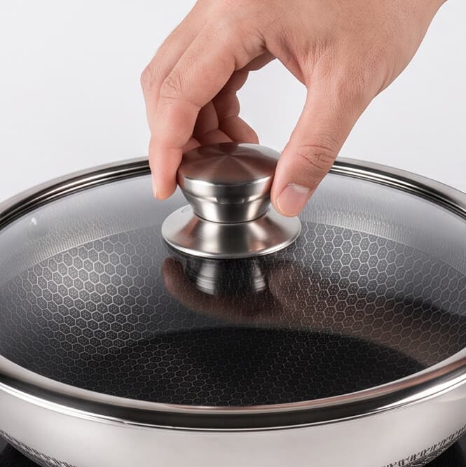 Tri-ply stainless steel pan with lid and glossy finish, 3.1L capacity, size 30 × 8.5 cm.