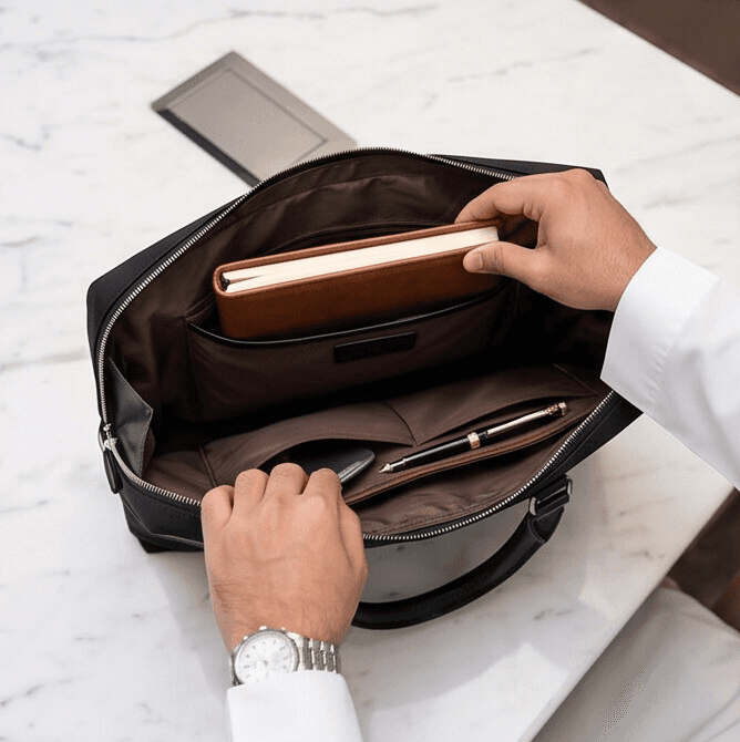 Classic Business Laptop Bag – Elegant Design with Shoulder Strap for Office & Travel 7